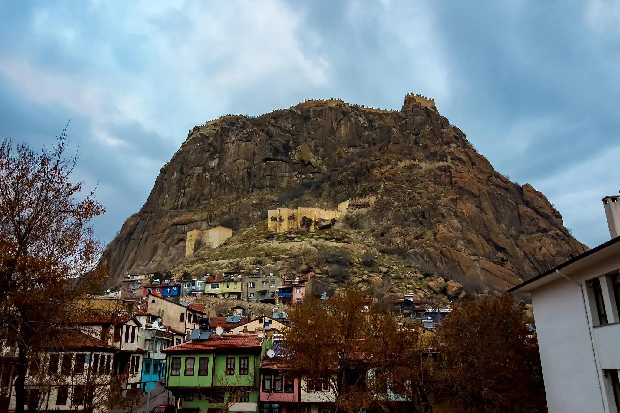 Karahisar Kalesi: Taşların Anlattığı Orta Çağ Hikayesi image