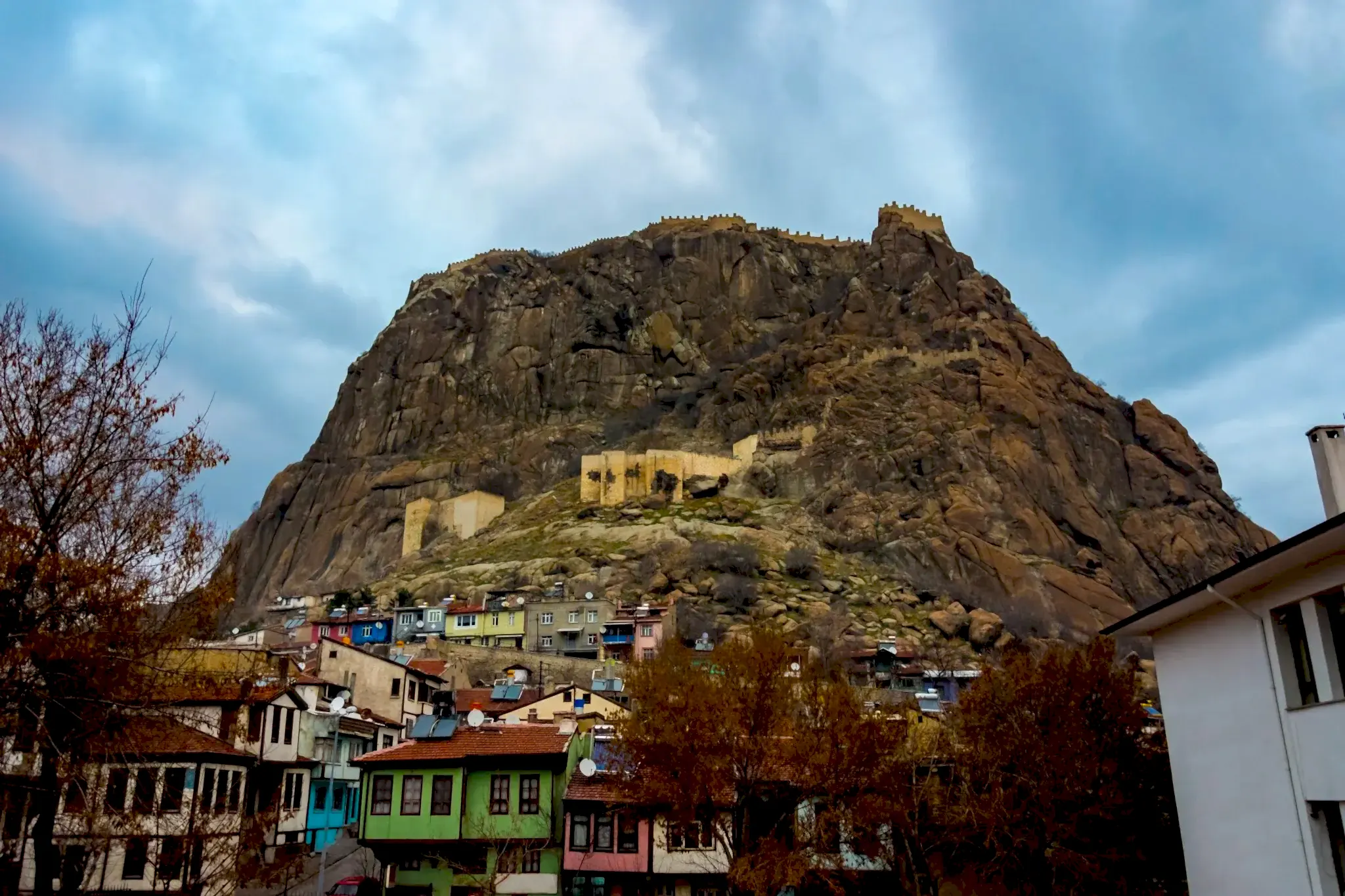 Karahisar Kalesi: Taşların Anlattığı Orta Çağ Hikayesi Image